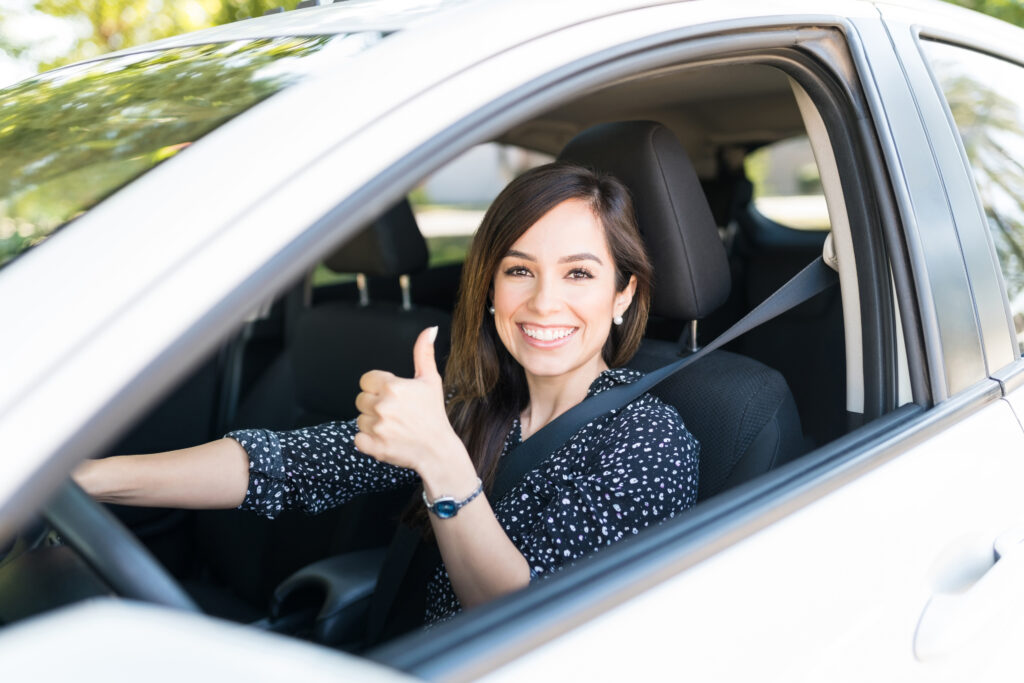 Χαρούμενη γυναίκα σε αυτοκίνητο χάρη στη μετάφραση manual αυτοκινήτου